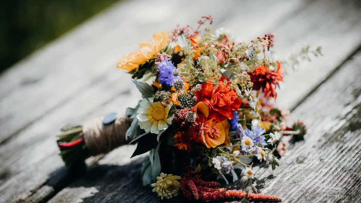 Beau bouquet de fleurs sur une surface en bois