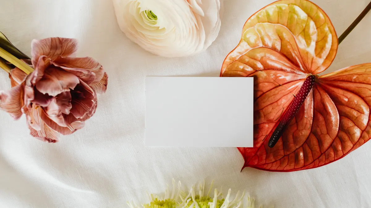 Des fleurs sur un textile blanc
