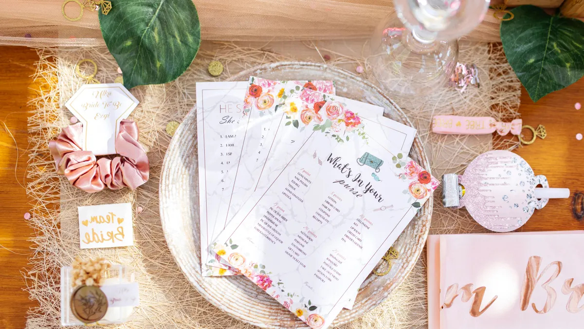 Vue de dessus de cartes sur une assiette avec des décorations autour.