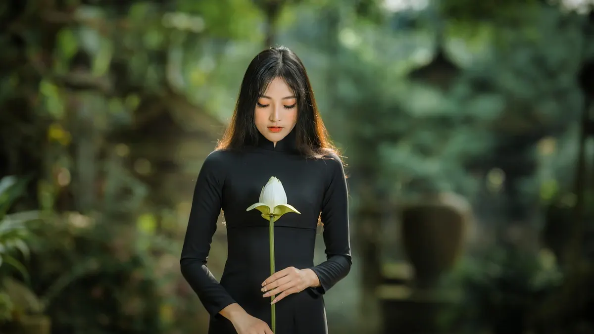 Une belle femme mannequin de mode